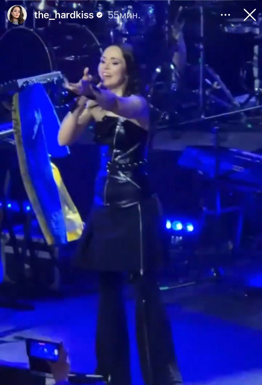 Юлия Санина зажгла на сцене с мужем в образе готической куклы (видео)